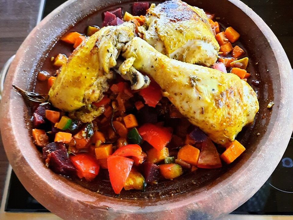 Tajine-Köstlichkeiten: Hähnchen und Gemüse in perfekter Harmonie ...